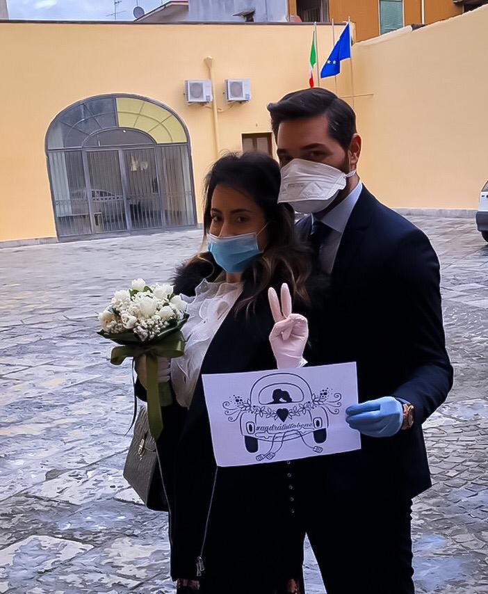 i promessi sposi che superano l'emergenza, promessa di matrimonio, emergenza coronavirus, emergenza covid-19, rosangela e felice promessi sposi, sposincampania, sposi campania, sposi in campania, matrimoni campania, matrimonio campania, rosangela e felice promessi sposi mascherine, mascherine coronavirus