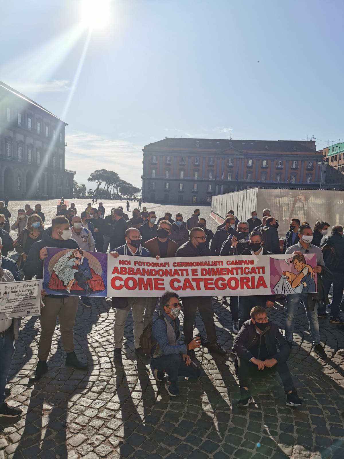 La manifestazione del comparto Wedding a Piazza del Plebiscito, wedding, wedding campania, sposi campania, sposincampania, protesta wedding campania, manifestazione wedding campania, piazza plebiscito napoli, matrimoni campania, ordinanza regione campania, ricevimenti campania, eventi campania