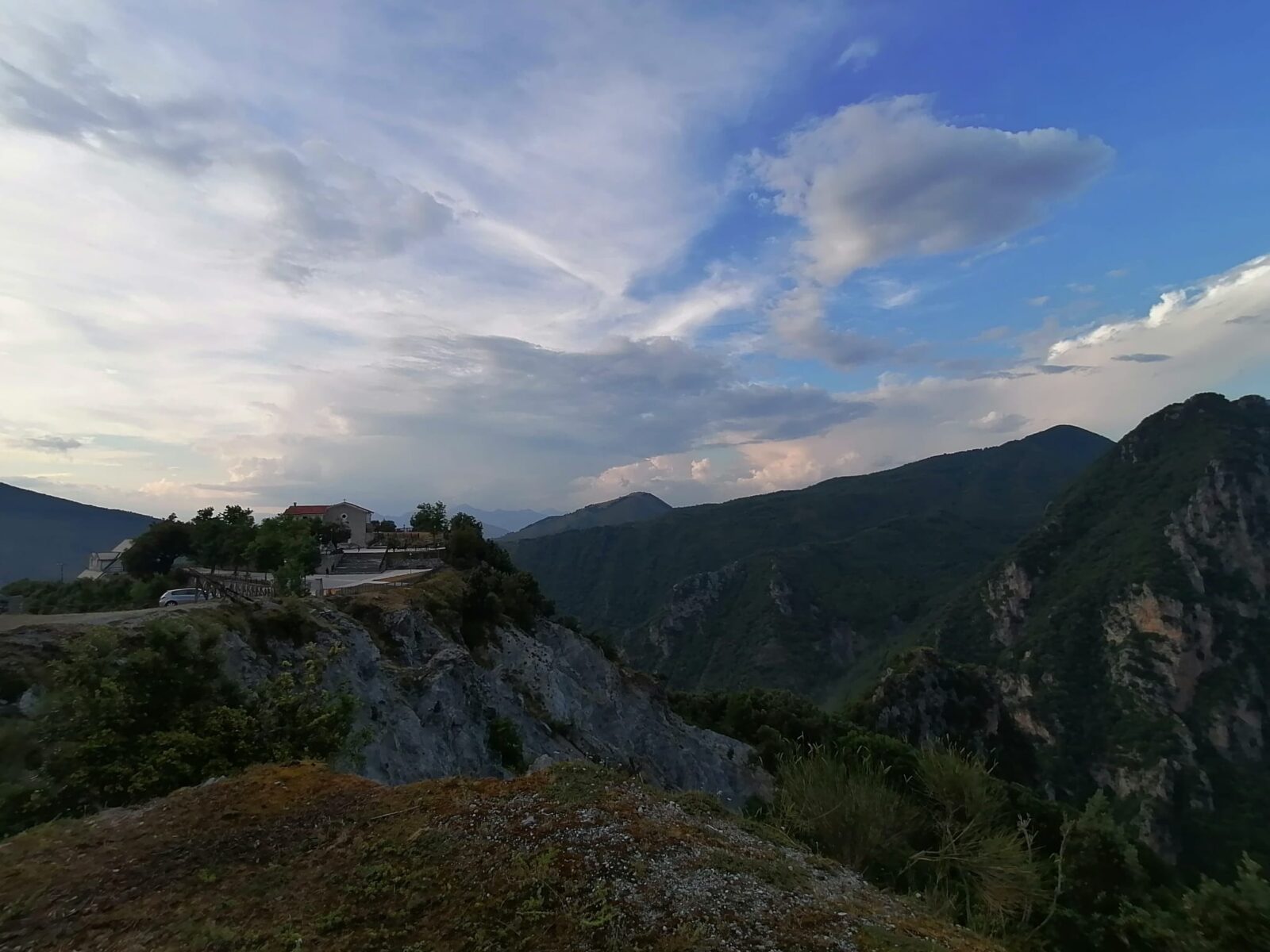 Vallo Di Diano La Conca Situata Tra Le Montagne Del Cilento E L 