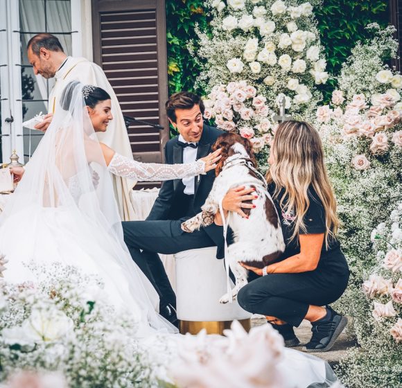 Matrimonio_Sposi con cane porte le fedi